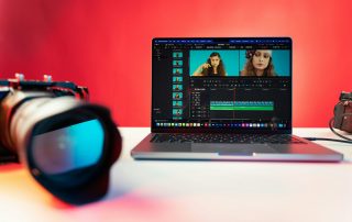 una cámara de fotos profesional y una interfaz de edición de videos